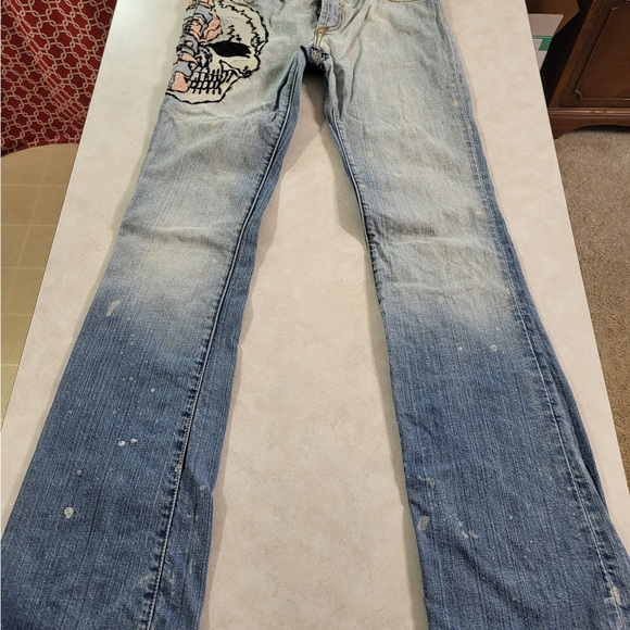 GRAIL Stylish Light Wash Jeans with Embroidery - Picture 3 of 10